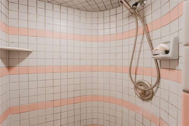 bathroom featuring a tile shower