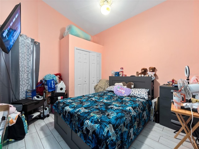 bedroom featuring ceiling fan and a closet