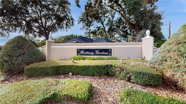 view of community / neighborhood sign