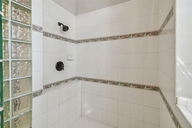 bathroom featuring a tile shower