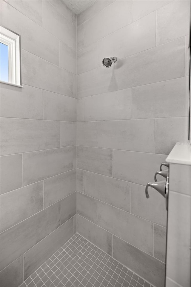 bathroom featuring a tile shower