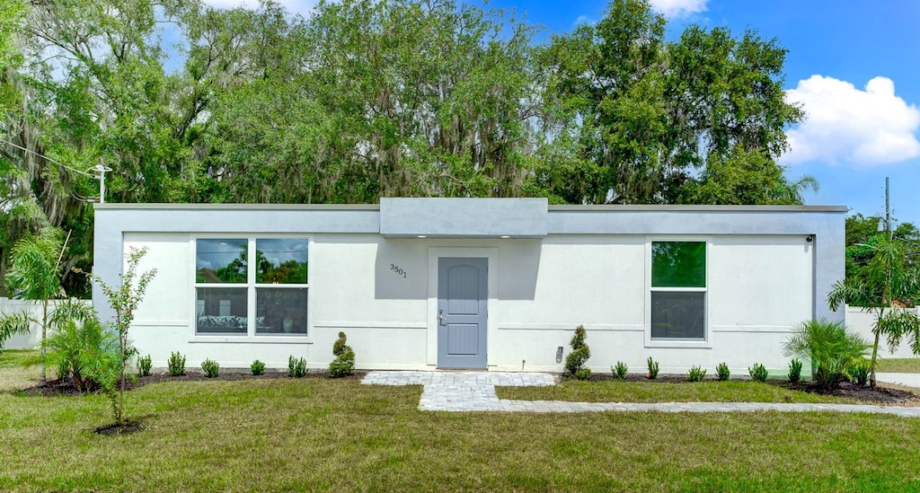 view of front of home featuring a front lawn