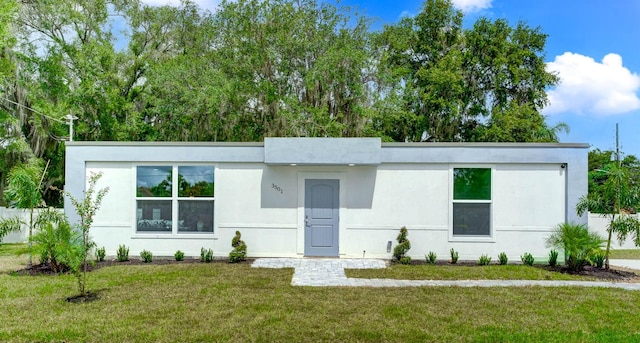 view of front of home featuring a front lawn