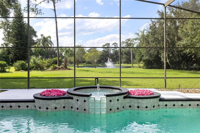 view of swimming pool featuring a yard