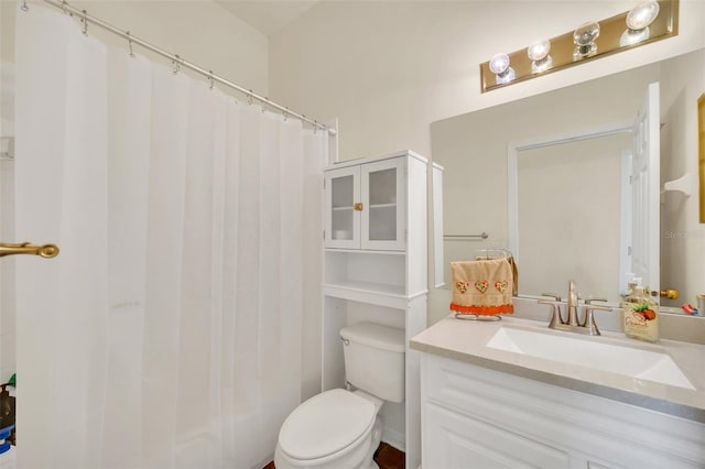 bathroom with toilet, a shower with curtain, and vanity