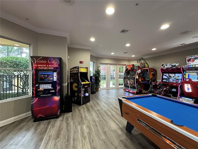 rec room featuring recessed lighting, visible vents, wood finished floors, and crown molding