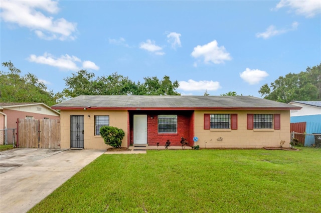 ranch-style house featuring a front yard