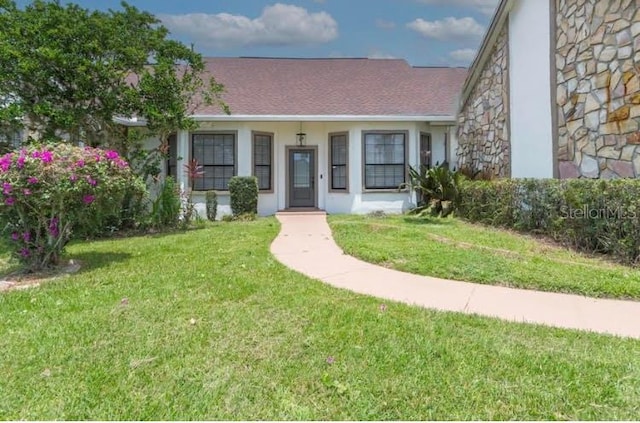 view of front facade featuring a front yard