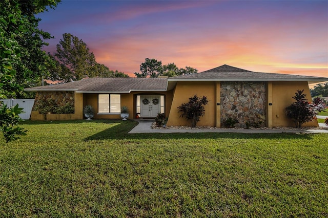 view of front of property featuring a lawn