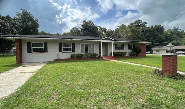 ranch-style house featuring a front yard