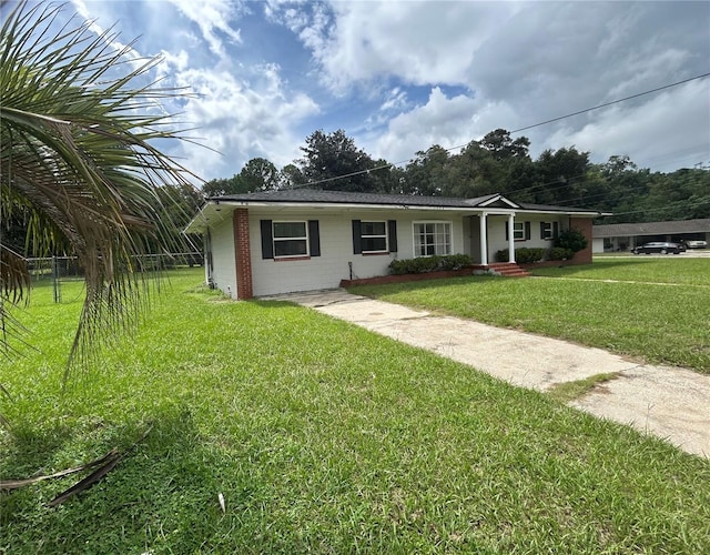 ranch-style home featuring a front lawn