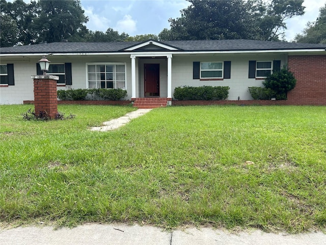 ranch-style home featuring a front lawn