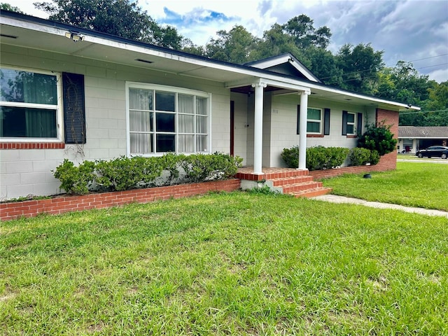 single story home with a front lawn