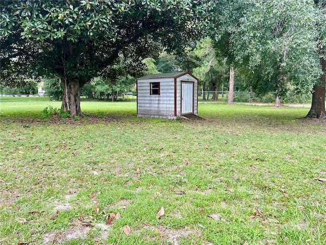 view of yard featuring a storage unit