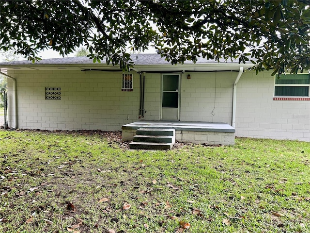 view of front of home with a front lawn