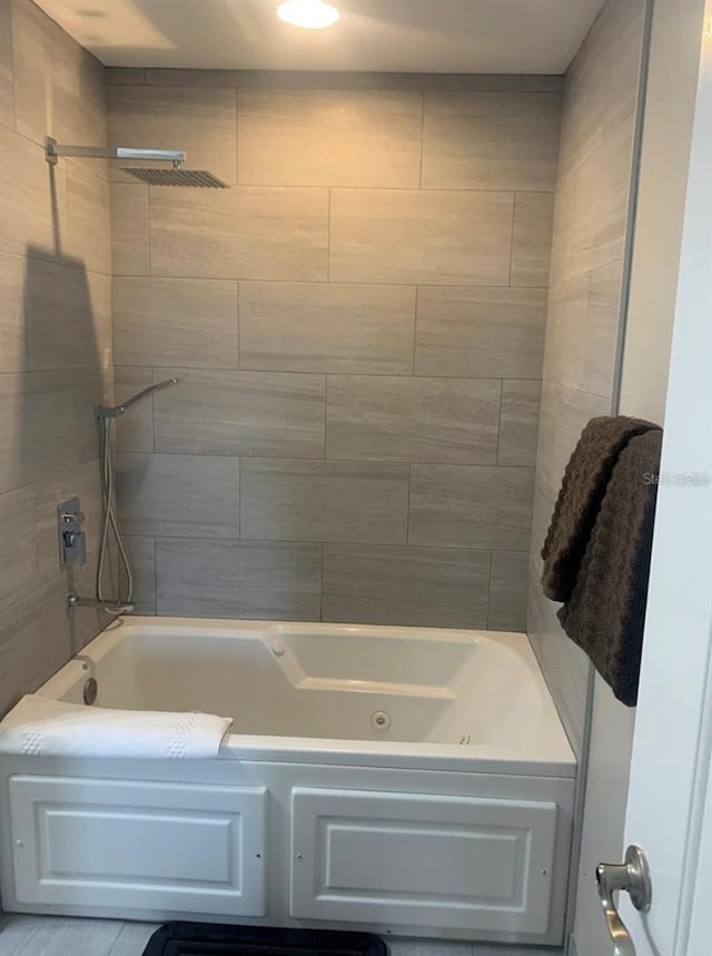 bathroom featuring tiled shower / bath