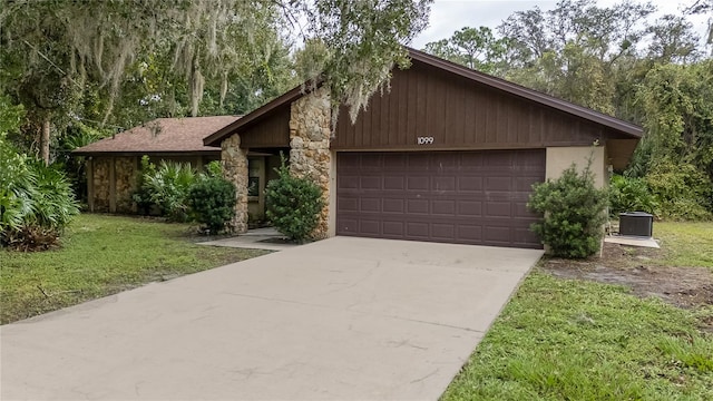 view of front facade featuring a garage and a front lawn