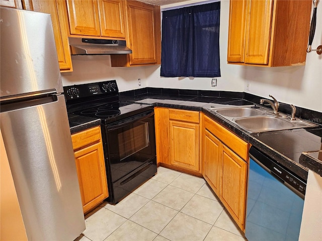 1916 Lake Atriums Cir Unit 25, Orlando, FL 32839 - kitchen with freestanding refrigerator, black range with electric cooktop, under cabinet range hood, dishwashing machine, and a sink