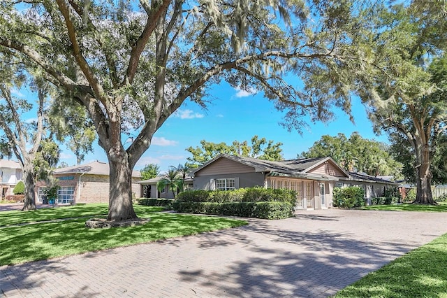 single story home with a front lawn