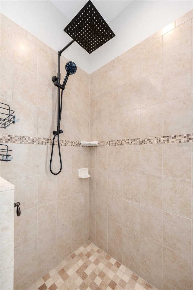 bathroom featuring a tile shower