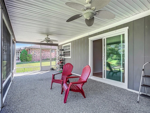 sunroom with ceiling fan