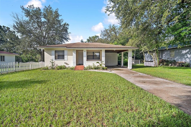 view of front of home featuring a front yard and a carport