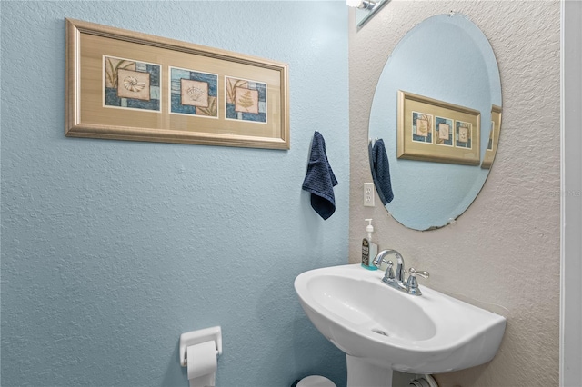 bathroom featuring sink