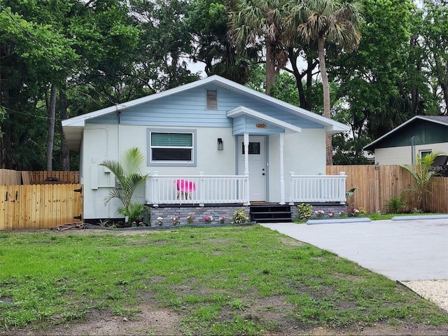 view of front facade with a front yard