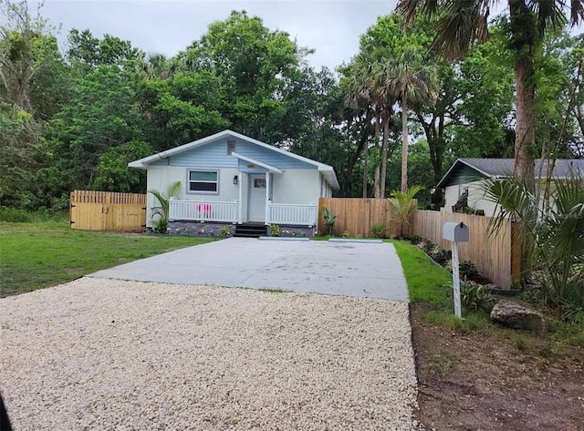 view of front of home featuring a front lawn