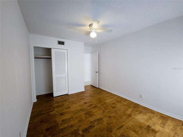 unfurnished bedroom with ceiling fan, a textured ceiling, and a closet