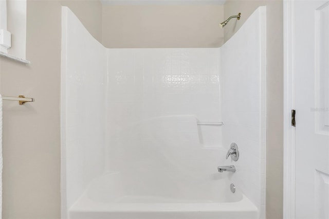 bathroom with tiled shower / bath combo