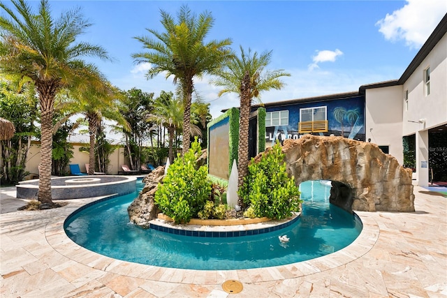1021 Fantasy Dr, Davenport, FL 33896 - outdoor pool with an in-ground hot tub and a patio