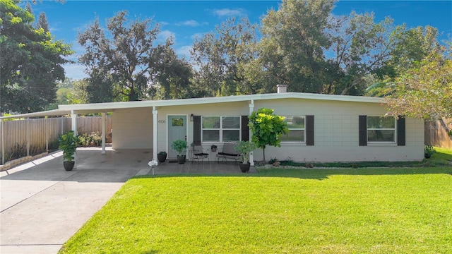 view of front of home featuring a front yard and a carport