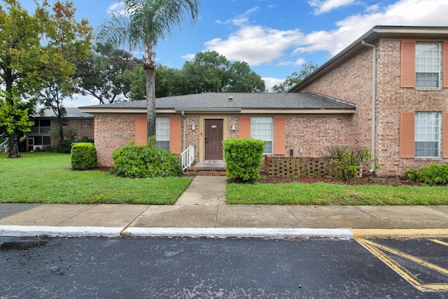 view of front facade with a front yard