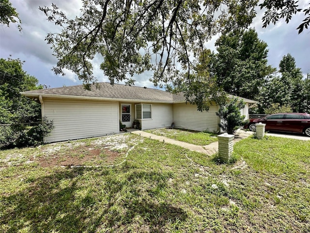 view of front of house featuring a front lawn