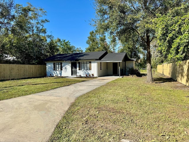 ranch-style home featuring a front lawn