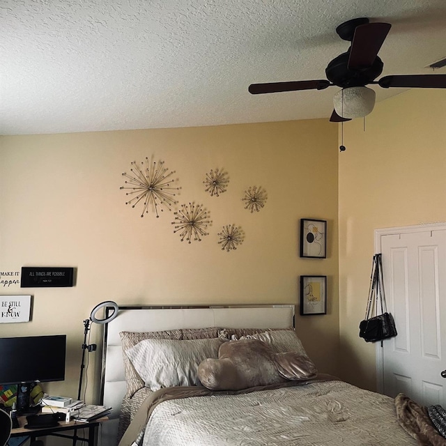 bedroom featuring ceiling fan and a textured ceiling