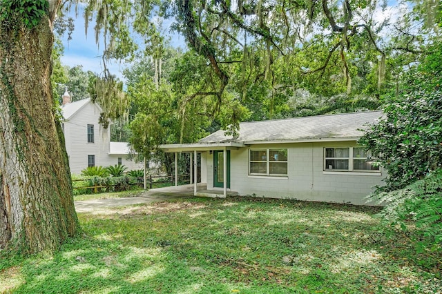 view of front of house featuring a front yard