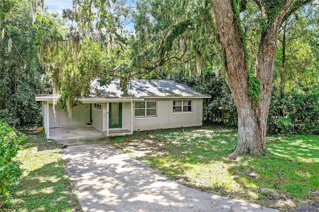 ranch-style home with a carport and a front lawn