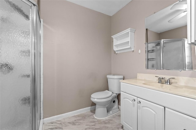 bathroom with ceiling fan, a shower with shower door, vanity, and toilet