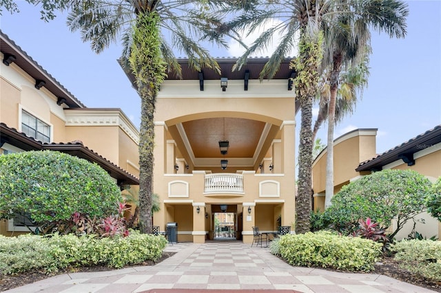 view of front of property featuring a balcony