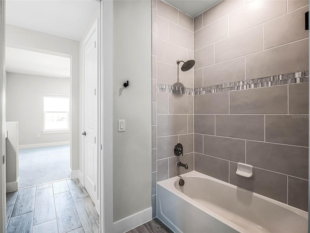 bathroom featuring tiled shower / bath combo