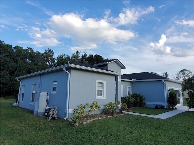 view of front of property featuring a front lawn