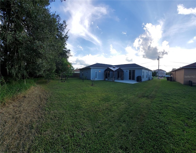 view of yard featuring a patio area