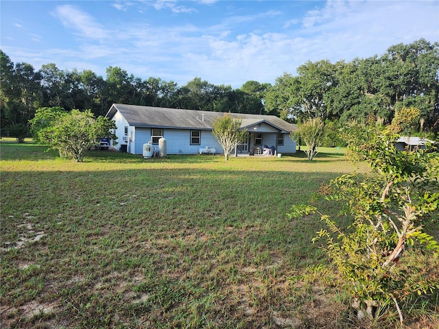 view of front of house with a front lawn