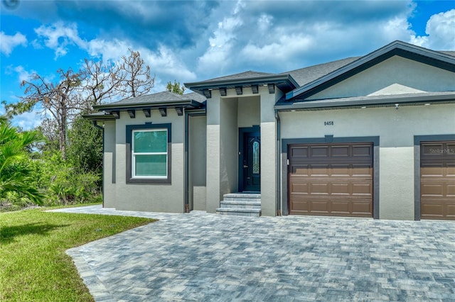 view of front of home featuring a garage and a front yard