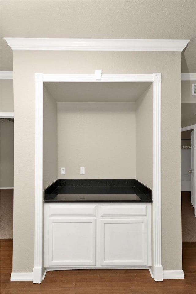 room details with wood-type flooring and ornamental molding