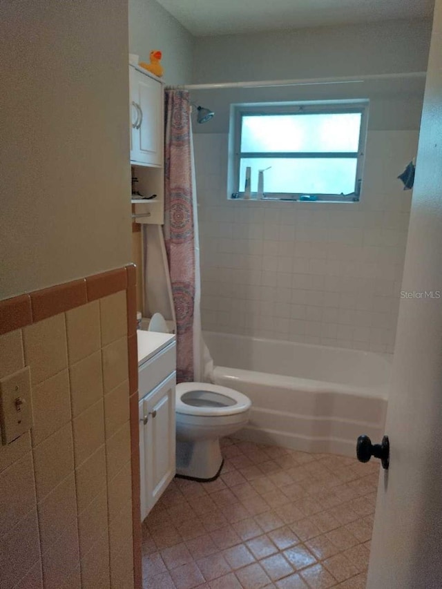 full bathroom with shower / tub combo, vanity, and toilet