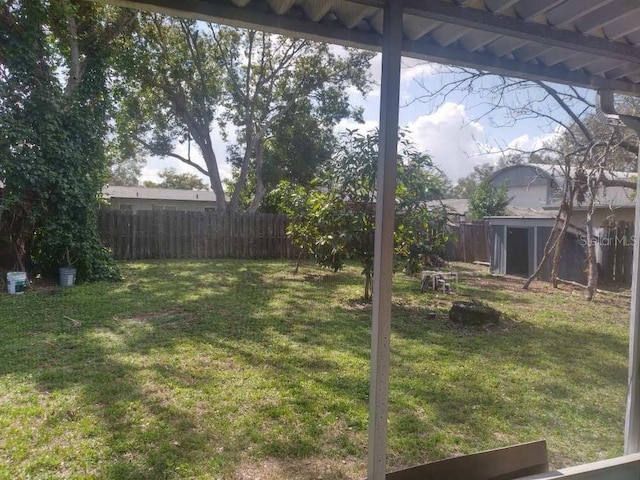 view of yard featuring a shed