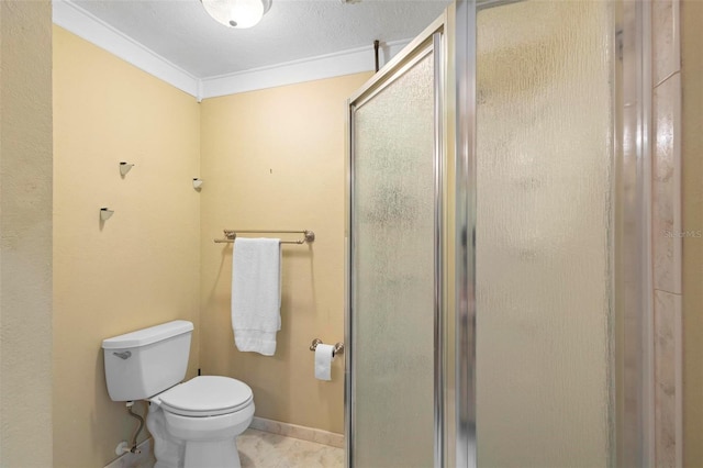 bathroom with tile patterned flooring, a textured ceiling, a shower with door, ornamental molding, and toilet